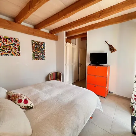 Le Clos Des Buis D'hotes Cote Cour Bed & Breakfast