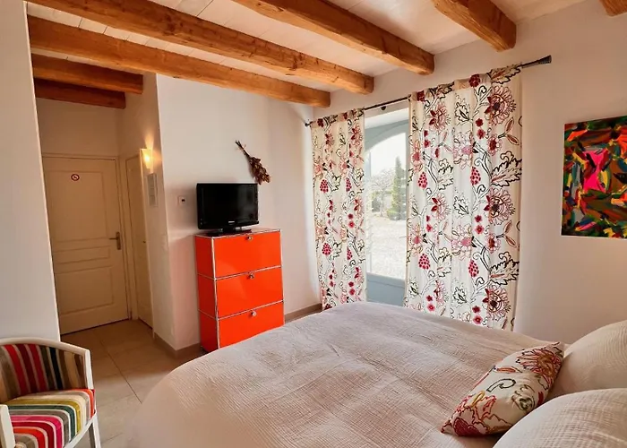 Le Clos Des Buis D'hotes Cote Cour Bed and Breakfast