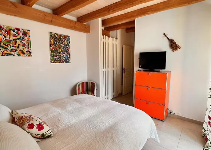 Le Clos Des Buis D'hotes Cote Cour Bed and Breakfast