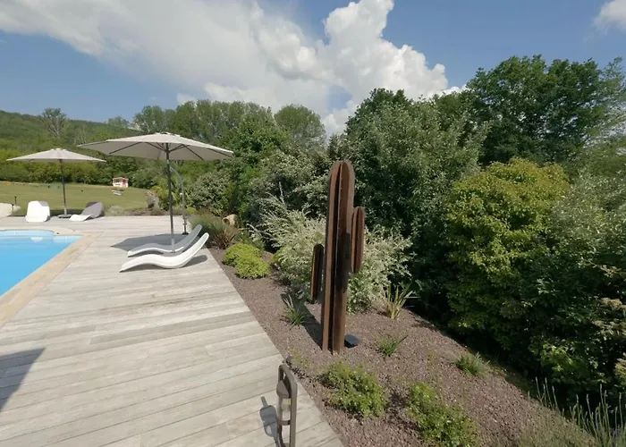 Le Clos Des Buis D'hotes Cote Cour Bed and Breakfast